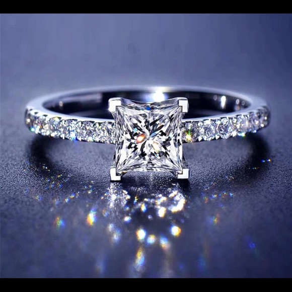 THE OLIVIA ENGAGEMENT RING - Picture 1 of 4